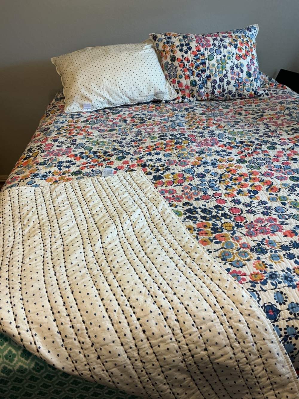 VERA BRADLEY QUEEN SIZE QUILT/2 SHAMS - Picture 2 of 4